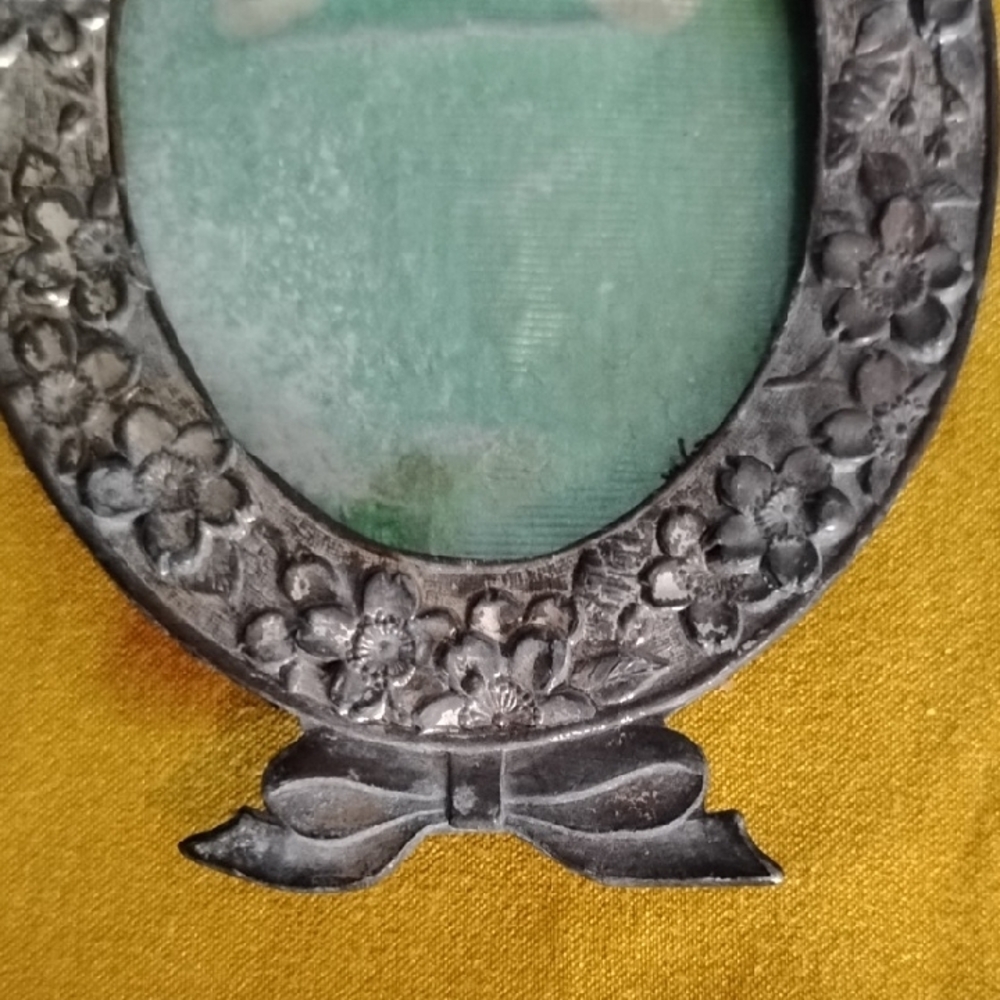 Ornate Oval Picture Frame with Green Center - Picture 7 of 12